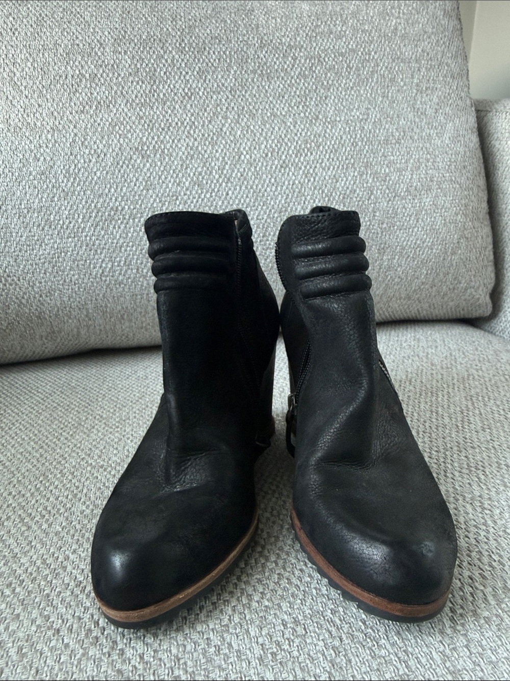 Vials Black Leather Ankle Booties with Padded Collar